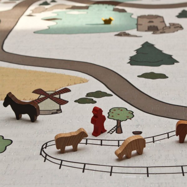 Spielfiguren aus Holz und Kinderteppich aus Kork, Spielmatte aus Korkstoff creme bedruckt als tolles Geschenk für die Kleinen
