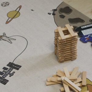 Dywan dziecięcy wykonany ze skóry korkowej Space Walk, trwałe i przyjazne dzieciom produkty z korka