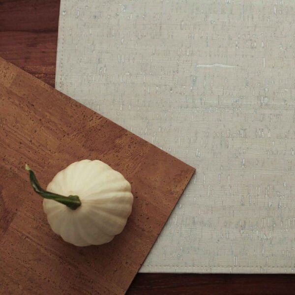 kürbis auf korkteppich, creme riscas, veganes korkleder, nachhaltiges korkprodukt