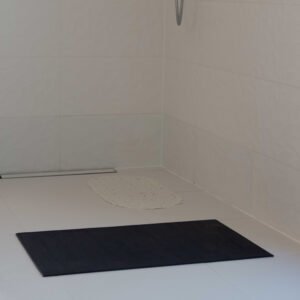 badezimmer teppich, dunkelblau, naturprodukt kork, korkteppich auf fliesen