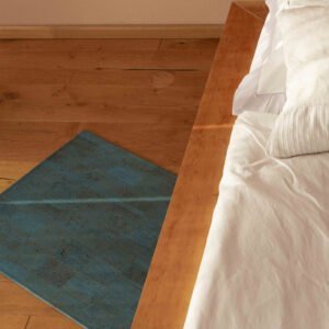 schlafzimmer teppich opalblau aus kork, blau, holzboden, veganes korkleder, nachhaltiges korkteppich