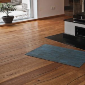 holzkamin, wohnzimmer teppich opalblau aus kork, blau, holzboden, veganes korkleder, nachhaltiges korkteppich