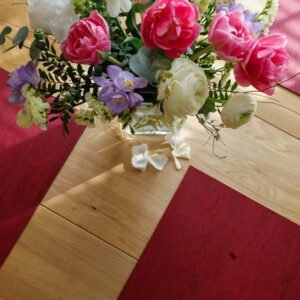 Colorful flowers from the garden and colorful cork leather table mats achieve a colorful dining table