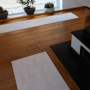 holzkamin, kaminoffen, wohnzimmer teppich elfenbein aus kork, holzboden, veganes korkleder, nachhaltiges korkteppich